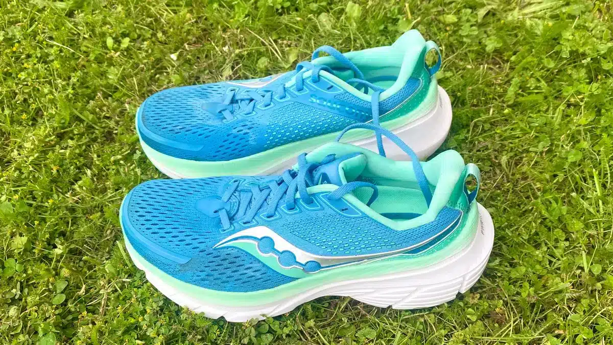 A top view of Saucony Guide shoes in grass jpg